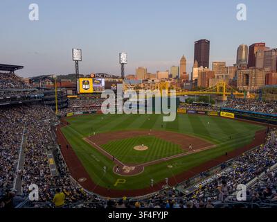 Pittsburgh, Pennsylvanie, États-Unis – 25 juillet 2026 : Vue du PNC Park avec la skyline de Pittsburgh et le pont Roberto Clemente en arrière-plan Banque D'Images