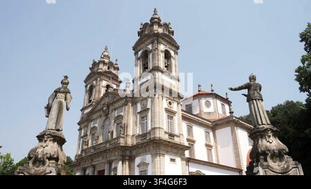 BRAGA, PORTUGAL - 15 MAI 2026 : La façade baroque détaillée de l’église et les statues en pierre du sanctuaire de Bom Jesus do Monte à Braga, Portugal. Banque D'Images