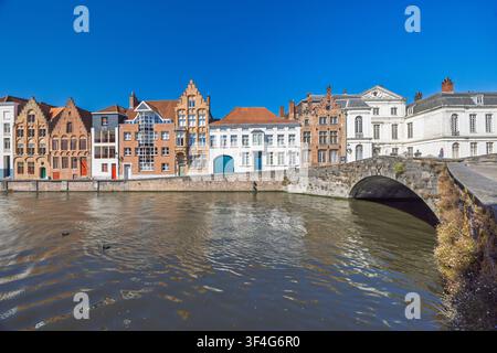 Ville de Bruges en Belgique, Europe. Panorama de ville canalisée historique avec architecture européenne traditionnelle, charmant vieux pont et eau paisible et réfléchissante Banque D'Images