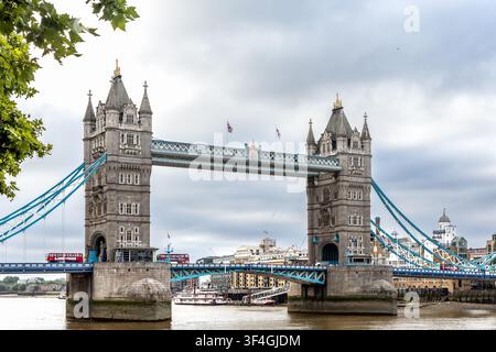 Londres, Angleterre, Royaume-Uni - 14 juillet 2026 : le Tower Bridge enjambe la Tamise sous un ciel nuageux dramatique à Londres, Angleterre Banque D'Images