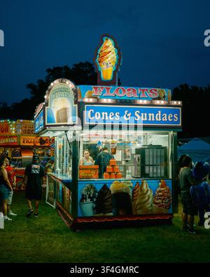 Stand de glaces la nuit dans un carnaval à East Longmeadow, Massachusetts Banque D'Images