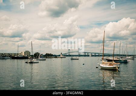 Vue du pont Claiborne Pell/Newport et des bateaux à Newport, Rhode Island Banque D'Images