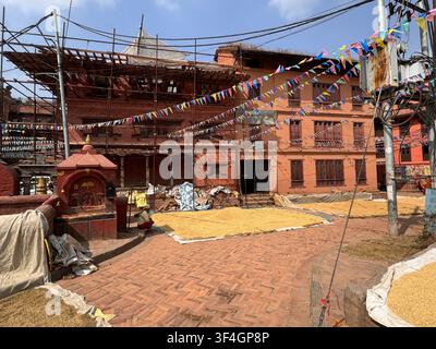 Cour traditionnelle à Bhaktapur, Népal, décorée de fanions colorés pour le festival Banque D'Images