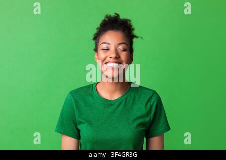 Gros portrait de la femme afro en riant Banque D'Images