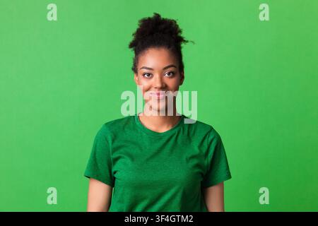 Gros plan de la femme afro regardant l'appareil photo Banque D'Images