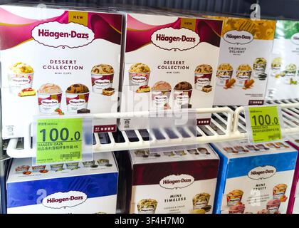 Mini-gobelets multipacks de la collection de desserts Häagen-Dazs, dans un congélateur du supermarché PARKnSHOP à Hong Kong Banque D'Images