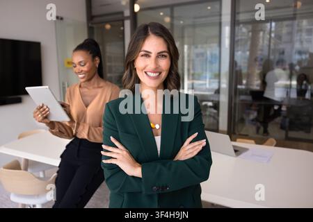 Portrait d'un leader d'entreprise confiant posant dans un bureau moderne Banque D'Images