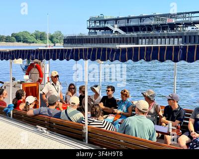 Les touristes sont assis à bord d’un bateau de tourisme prêt à partir pour une visite guidée du Vieux-Port de Montréal sur le fleuve Saint-Laurent, Québec, Canada Banque D'Images