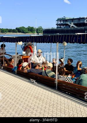 Les touristes sont assis à bord d’un bateau de tourisme prêt à partir pour une visite guidée du Vieux-Port de Montréal sur le fleuve Saint-Laurent, Québec, Canada Banque D'Images