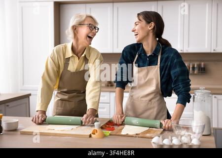 Femme mûre et jeune fille adulte cuisinant ensemble dans la cuisine Banque D'Images