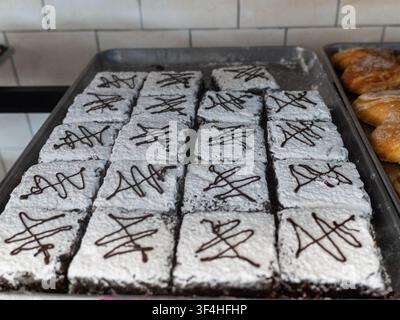 Brownies saupoudrés de sucre glace sur un plateau de boulangerie Banque D'Images