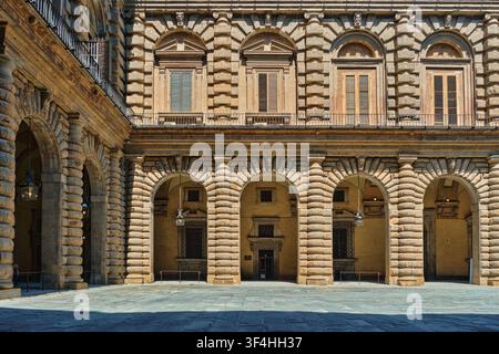 Florence, Italie - Mai 2026 : Façade d’arcade rustique dans la cour intérieure du Palazzo Pitti. Banque D'Images