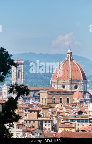 Florence, Italie - Mai 2026 : Vue verticale du dôme de la cathédrale du Duomo et du campanile de Giotto au-dessus des toits de la ville Banque D'Images