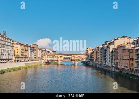 Florence, Italie - Mai 2026 : Vue verticale du Ponte Vecchio avec un bateau sur l’Arno Banque D'Images