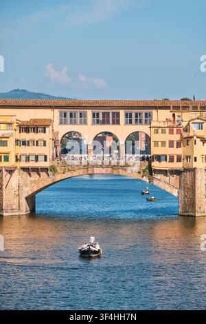 Florence, Italie - Mai 2026 : Vue en perspective verticale du pont en arc Ponte Vecchio sur l'Arno Banque D'Images