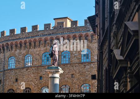 Florence, Italie - Mai 2026 : Colonne de la Justice et façade du Palazzo Spini Feroni sur la Piazza Santa Trinita Banque D'Images
