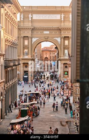 Florence, Italie – Mai 2026 : Vue verticale en hauteur sur la Piazza della Repubblica avec arc de triomphe et marché de rue Banque D'Images