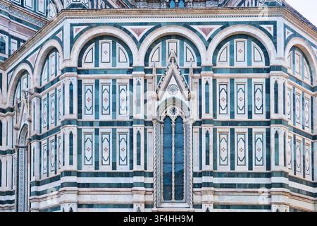 Florence, Italie - Mai 2026 : Vue détaillée de la façade en marbre polychrome et de la fenêtre gothique de la cathédrale du Duomo Banque D'Images