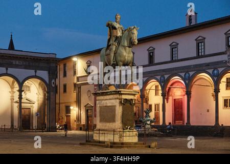 Florence, Italie - Mai 2026 : Statue équestre de Ferdinando I de Médicis sur la Piazza Santissima Annunziata au crépuscule Banque D'Images