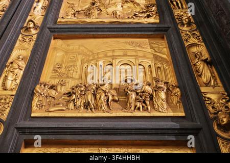 Florence, Italie - Mai 2026 : Vue rapprochée d’un panneau de relief en bronze doré L’histoire de Joseph sur les Portes du Paradis Banque D'Images
