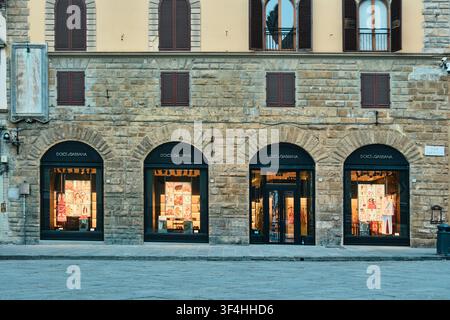 Florence, Italie - Mai 2026 : Vue frontale de la façade du magasin boutique Dolce et Gabbana sur la Piazza della Signoria Banque D'Images