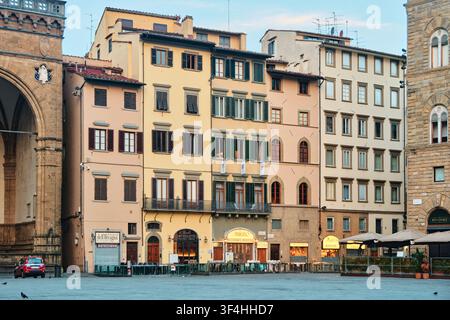 Florence, Italie - Mai 2026 : Vue frontale des bâtiments historiques colorés sur la Piazza della Signoria Banque D'Images
