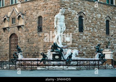 Florence, Italie - Mai 2026 : Vue frontale de la Fontaine de Neptune par Bartolomeo Ammannati sur la Piazza della Signoria Banque D'Images