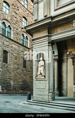 Florence, Italie - Mai 2026 : Vue verticale de la colonne d'angle de la Loggia dei Lanzi et de la façade rustique du Palazzo Vecchio Banque D'Images