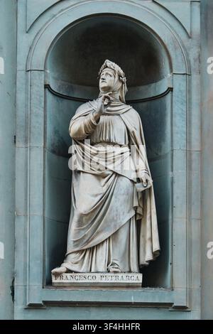 Florence, Italie - Mai 2026 : Statue de Francesco Petrarca dans une niche de la façade de la galerie des Offices. Banque D'Images