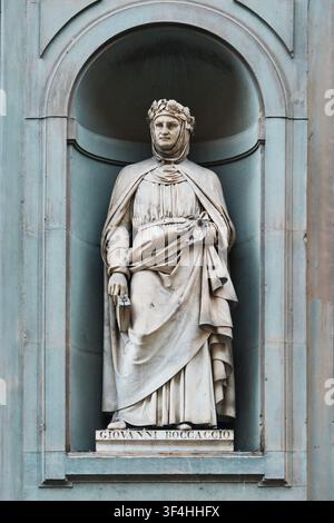 Florence, Italie - Mai 2026 : Vue verticale de la statue de Giovanni Boccaccio sur la façade de la galerie des Offices Banque D'Images