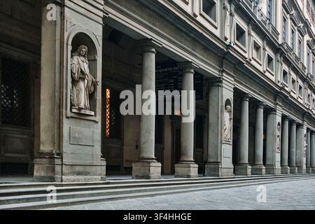 Florence, Italie - Mai 2026 : Vue en perspective de la colonnade de la galerie des Offices avec la statue de Francesco Redi Banque D'Images