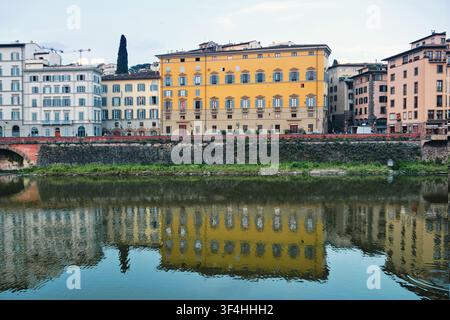Florence, Italie - Mai 2026 : Vue frontale du bâtiment historique du Palazzo Tempi se reflétant dans l'Arno Banque D'Images