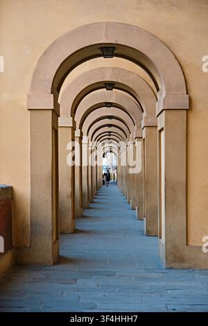 Florence, Italie - Mai 2026 : Vue en perspective verticale de l'arcade du Corridor de Vasari le long du fleuve Arno Banque D'Images