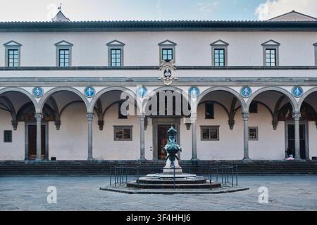 Florence, Italie - Mai 2026 : Vue frontale de la loggia de l'Ospedale degli Innocenti sur la Piazza della Santissima Annunziata Banque D'Images