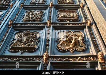 Florence, Italie - Mai 2026 : Vue en contre-plongée rapprochée de la porte nord en bronze de Lorenzo Ghiberti au baptistère de Florence Banque D'Images