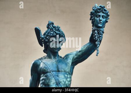 Florence, Italie - Mai 2026 : Vue rapprochée de la statue en bronze de Persée avec la tête de Méduse par Benvenuto Cellini à la Loggia dei Lanzi Banque D'Images