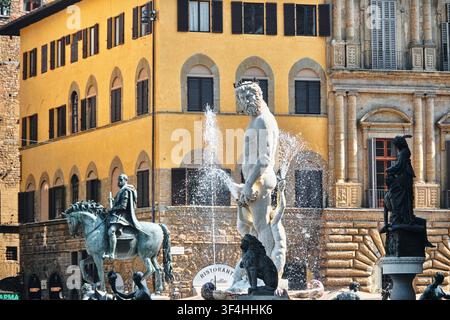 Florence, Italie - Mai 2026 : Fontaine de Neptune et Statue équestre de Cosimo I sur la Piazza della Signoria Banque D'Images