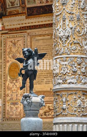 Florence, Italie - Mai 2026 : Vue détaillée du fontaine Putto avec dauphin et de la colonne stuccée à l'intérieur de la cour du Palazzo Vecchio Banque D'Images