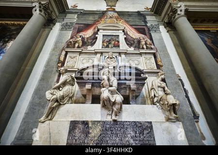 Florence, Italie - Mai 2026 : Vue frontale en contre-plongée du tombeau de Michel-Ange Buonarroti à l'intérieur de la Basilique Santa Croce Banque D'Images