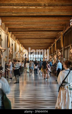 Florence, Italie - Mai 2026 : Vue en perspective verticale du couloir principal à l'intérieur de la galerie des Offices avec des visiteurs Banque D'Images