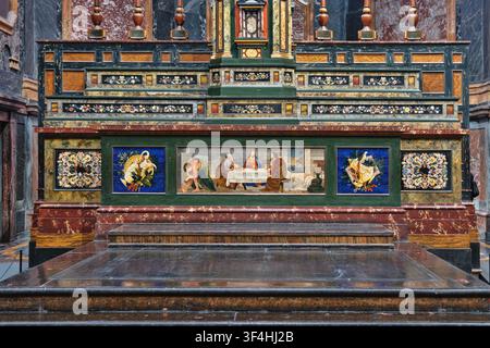 Florence, Italie - Mai 2026 : Vue détaillée de l'autel principal en Pietra Dura dans la Cappella dei Principi des Chapelles Médicis Banque D'Images