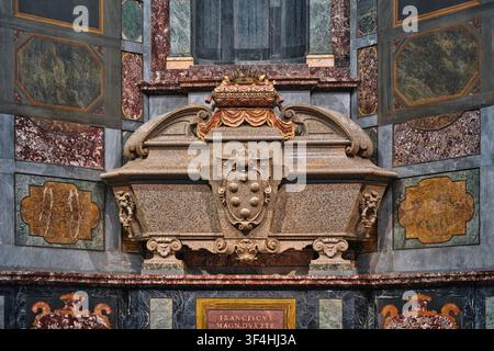 Florence, Italie - Mai 2026 : Vue rapprochée du sarcophage funéraire de François Ier de Médicis à l’intérieur de la Chapelle des Princes aux Chapelles des Médicis Banque D'Images