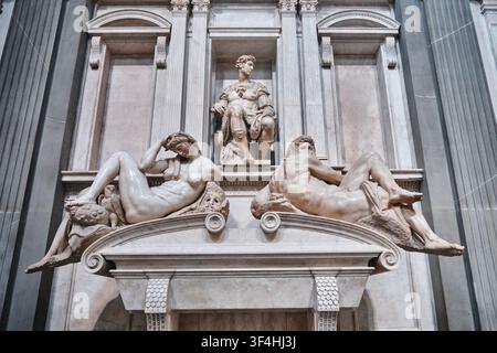 Florence, Italie - Mai 2026 : Vue frontale du tombeau de Giuliano de Médicis avec les statues de la Nuit et du Jour à l'intérieur des Chapelles Médicis Banque D'Images