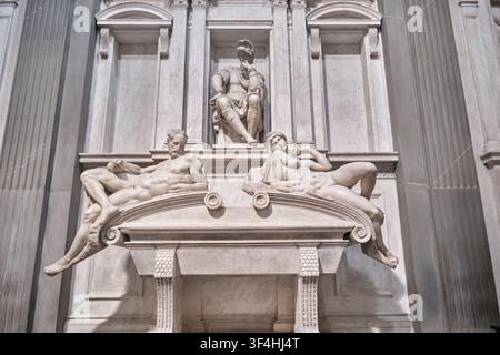 Florence, Italie - Mai 2026 : Vue frontale du tombeau de Lorenzo de Medici avec les statues du Crépuscule et de l'Aube dans les Chapelles Médicis Banque D'Images