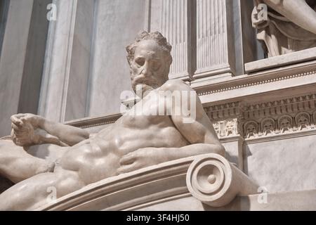 Florence, Italie - Mai 2026 : Gros plan de la statue en marbre de Michelangelo Dusk Crepuscolo aux Chapelles Médicis Banque D'Images