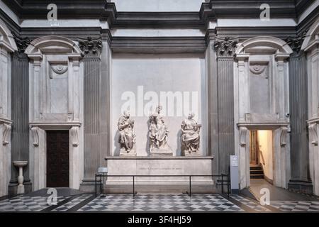 Florence, Italie - Mai 2026 : Vue frontale de la statue de la Madone de Michel-Ange des Médicis à l'intérieur de la Sagrestia Nuova des Chapelles des Médicis Banque D'Images