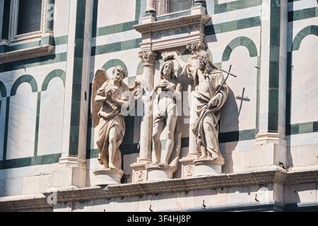 Florence, Italie - Mai 2026 : Vue détaillée des statues en marbre du Baptême du Christ sur la façade du Baptistère de San Giovanni. Banque D'Images