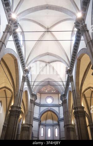 Florence, Italie - Mai 2026 : Vue en perspective verticale du plafond voûté gothique à l'intérieur de la cathédrale du Dôme de Florence Banque D'Images
