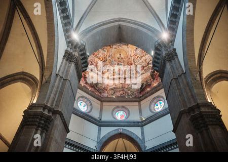 Florence, Italie - Mai 2026 : Vue intérieure en contre-plongée des fresques de la coupole de Brunelleschi à l'intérieur du Duomo de Florence Banque D'Images