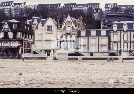 Villas de plage historiques sur la Plage de Trouville en Normandie, Trouville-sur-Mer, Calvados, France Banque D'Images